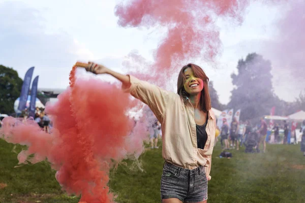 Biała Kobieta Tańcząca Kolorowymi Bombami Dymnymi Holi Festival — Zdjęcie stockowe