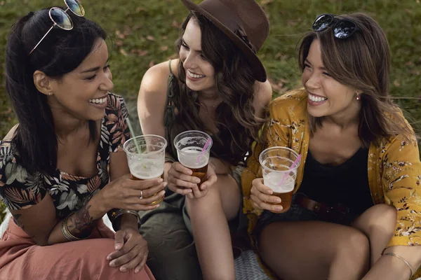 Grupo Mulheres Sentadas Grama Bebendo Cerveja Festival Verão — Fotografia de Stock