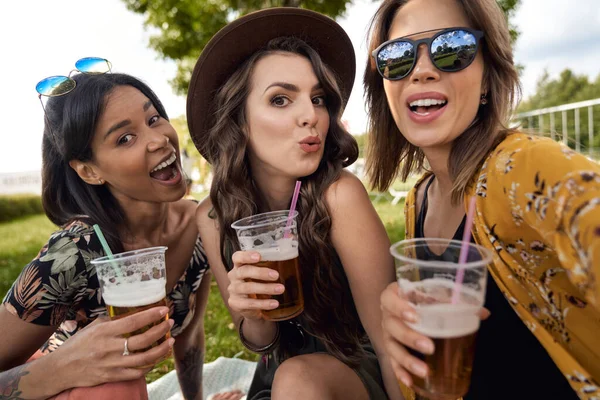 Müzik festivalinde selfie çeken bir grup arkadaş. 