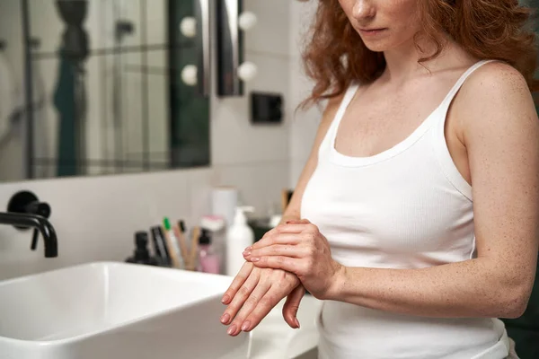 Fermer Femme Hydratant Peau Portée Main Dans Salle Bain — Photo