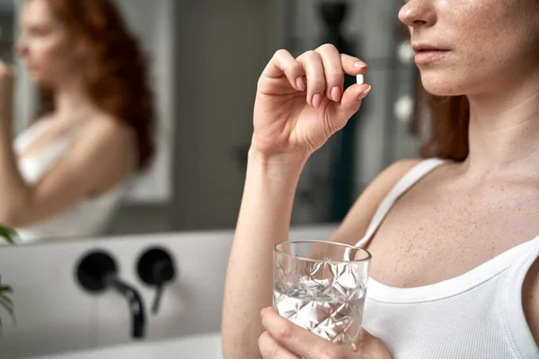 Close Van Vrouw Het Nemen Van Een Pil Badkamer — Stockfoto