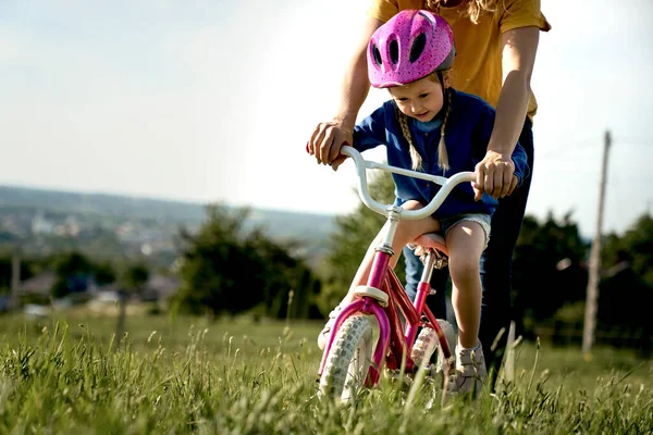 Kaukasisches Kleinkind Lernt Fahrradfahren — Stockfoto