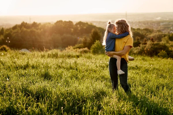 Femme Caucasienne Avec Fille Prairie — Photo