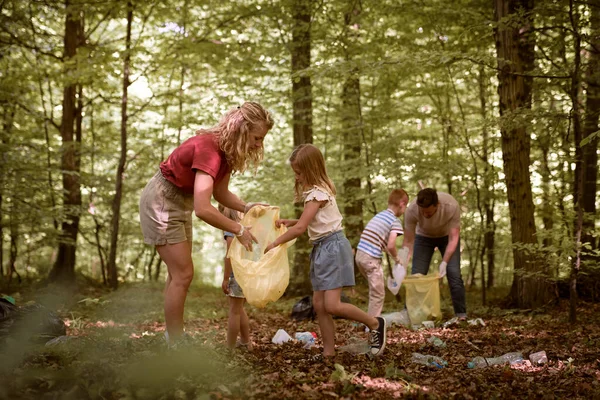 白人家庭从森林中收集垃圾 — 图库照片