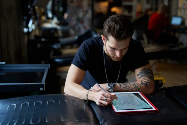 Кавказький Митець Татуювання Який Проектує Мотиви Цифровому Планшеті — стокове фото