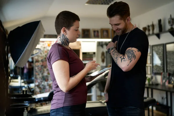 Duas Pessoas Caucasianas Com Discussão Tatuagem Sobre Novo Projeto — Fotografia de Stock