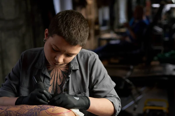 Zbliżenie Się Tatuażysta Rysunek Ramieniu Klienta — Zdjęcie stockowe