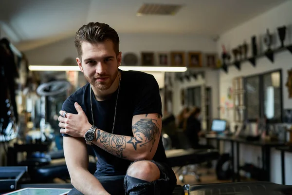 Porträtt Ung Vuxen Ägare Tatuering Salong — Stockfoto