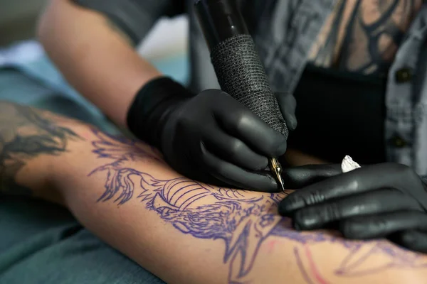 Primo Piano Del Tatuaggio Artista Disegno Sul Braccio Del Cliente — Foto Stock