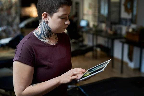 Tatuagem Branca Artista Sentado Estúdio Olhando Para Tablet Digital — Fotografia de Stock