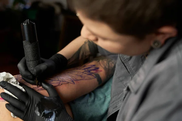 Gros Plan Tatouage Artiste Dessin Sur Bras Client — Photo