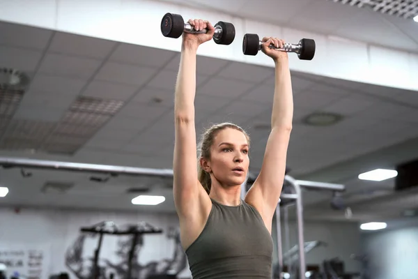 Enfoque Mujer Caucásica Haciendo Ejercicio Con Pesas Gimnasio — Foto de Stock