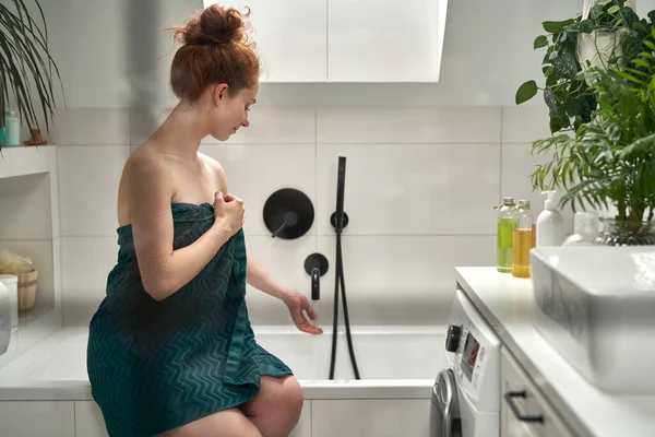 Caucasian Redhead Woman Taking Bath — ストック写真