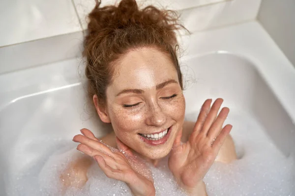 Gelukkig Roodharige Vrouw Het Nemen Van Een Bad Met Ogen — Stockfoto