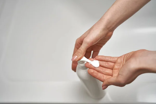 Close Mão Humana Aplicando Corpo Banheiro — Fotografia de Stock