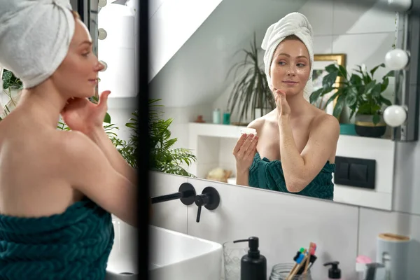 Frau Benutzt Gesichtscreme Nach Der Dusche Badezimmer — Stockfoto