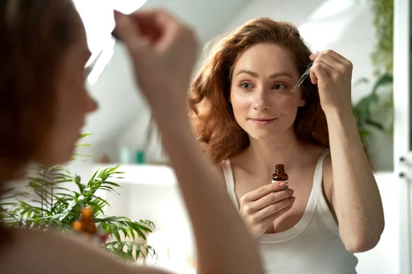 Woman Using Serum Face Bathroom — Stock Photo, Image