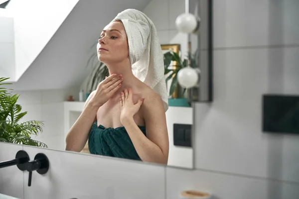 Mujer Usando Crema Facial Después Ducha Baño — Foto de Stock