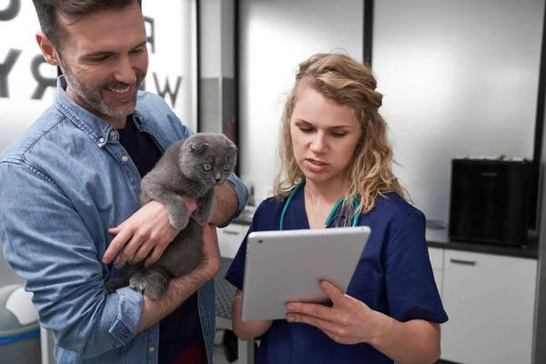 Female Vet Showing Medical Tests Tablet — Stock Photo, Image