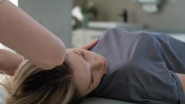 Uma Fisioterapeuta Massajar Paciente Tiro Com Câmera Hélio Vermelho — Vídeo de Stock