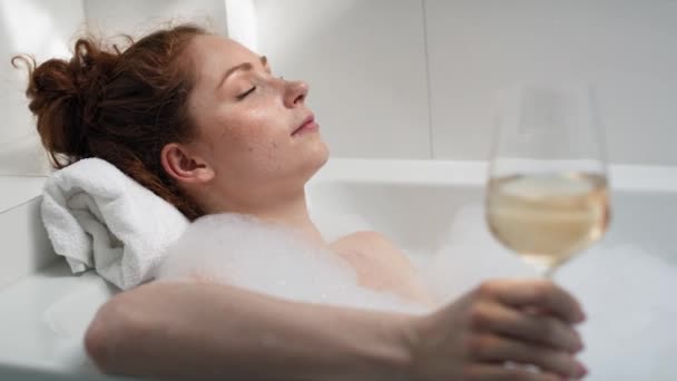 Caucasian Redhead Woman Taking Bath Drinking Wine Shot Red Helium — Stock Video