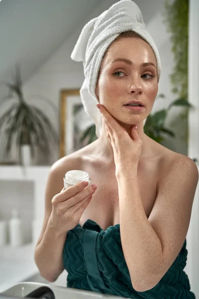 Mujer Usando Crema Facial Después Ducha Baño — Foto de Stock