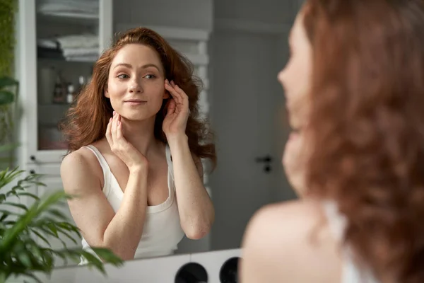 Roodharige Blanke Vrouw Badkamer Controleren Gezichtsconditie — Stockfoto