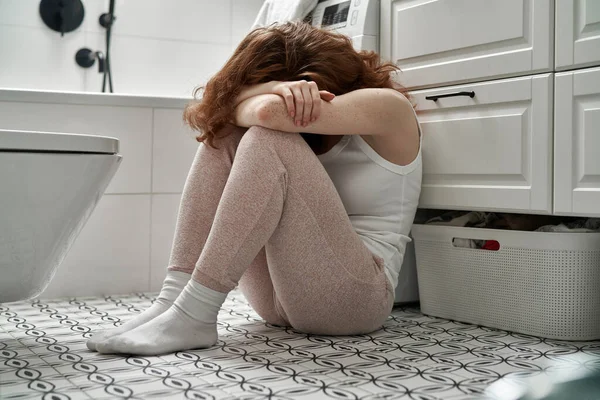 Kaukasische Frau Mit Problemen Sitzt Auf Dem Fußboden Badezimmer — Stockfoto