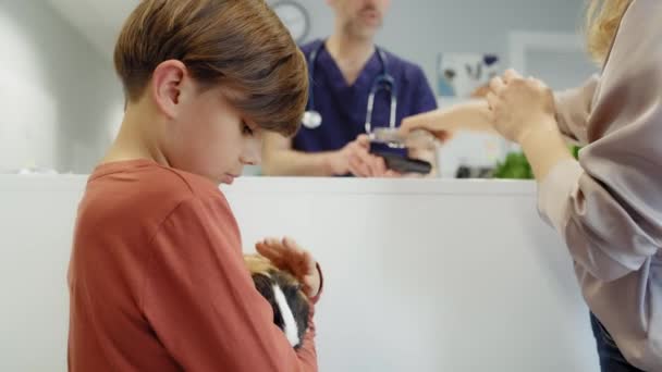 Vrouw Met Kind Die Betaalt Voor Het Helpen Van Haar — Stockvideo