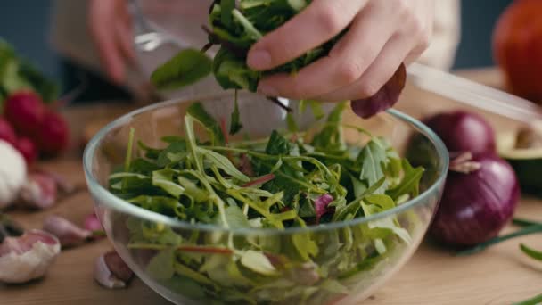 Gros Plan Femme Faisant Salat Sain Maison Tourné Avec Caméra — Video