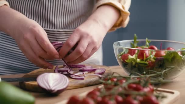 Κοντινό Πλάνο Της Γυναίκας Προσθέτοντας Κρεμμύδια Για Salat Στην Κουζίνα — Αρχείο Βίντεο