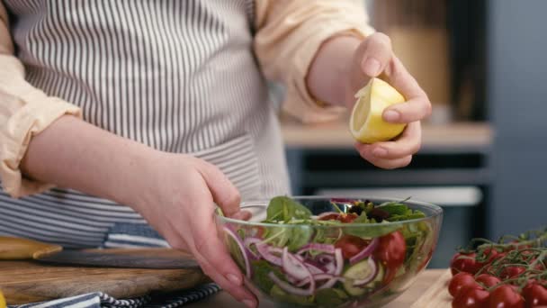 Salata Için Limon Sıkan Bir Kadın Kırmızı Helyum Kamerayla Çekildi — Stok video