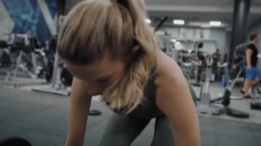 Kafkasyalı kadın spor salonunda kaldırma yapıyor. 8K 'da kırmızı helyum kamerayla çekildi.. 