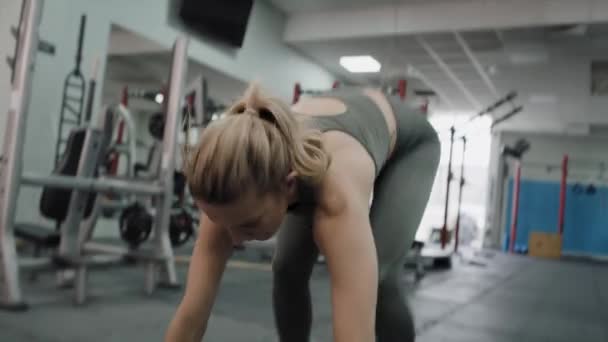 Женщина Совершает Динамические Прыжки Полу Тренажерном Зале Съемка Красной Гелиевой — стоковое видео
