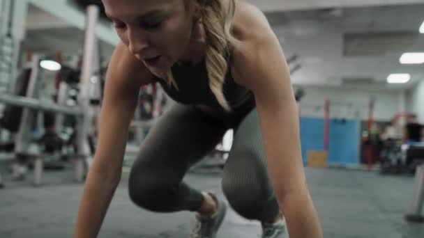 Vit Kvinna Avslutar Dynamiska Armhävningar Gymmet Skjuten Med Red Heliumkamera — Stockvideo
