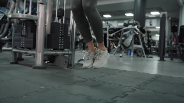 Vit Kvinna Som Tränar Att Hoppa Rep Gymmet Skjuten Med — Stockvideo