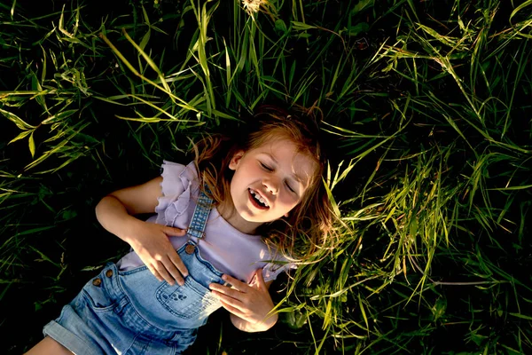 Blank Meisje Liggend Het Gras — Stockfoto