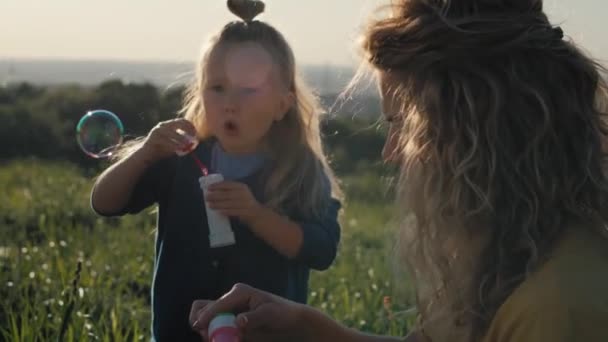 Маленька Біла Дівчинка Мамою Грає Бульбашками — стокове відео
