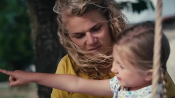 Közelkép Anyáról Kislányról Akik Együtt Lógnak Beszélgetnek Nyári Napon — Stock videók