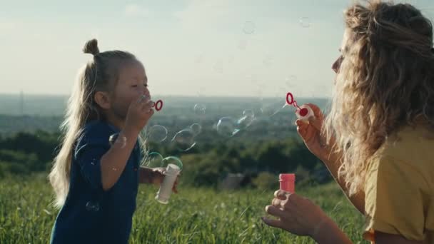 Pequeña Chica Caucásica Con Mamá Jugando Con Burbujas — Vídeos de Stock
