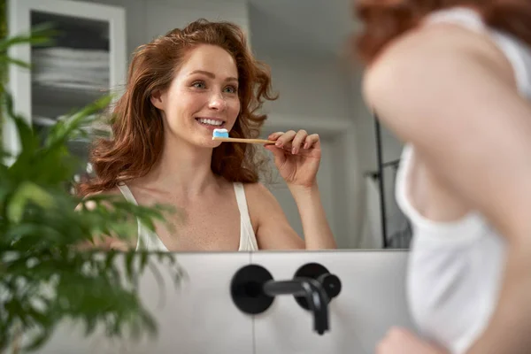 Adulto Mulher Branca Escovando Dentes Banheiro — Fotografia de Stock