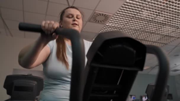 Από Κάτω Υπέρβαρη Γυναίκα Που Κάνει Προπόνηση Στο Γυμναστήριο Πυροβολήθηκε — Αρχείο Βίντεο