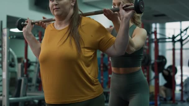 Caucasian Woman Overweight Doing Training Fitness Instructor Gym Shot Red — Stock Video