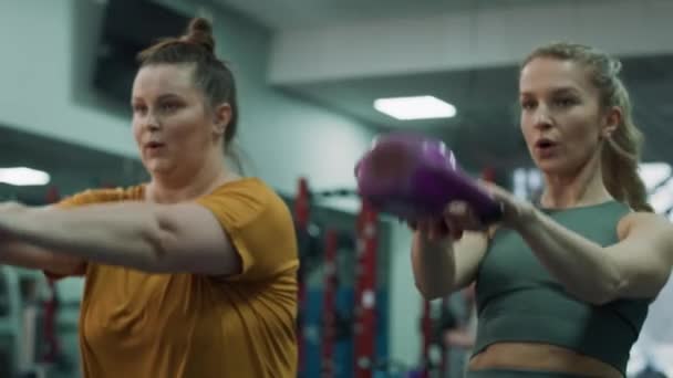 Mujer Caucásica Con Sobrepeso Haciendo Entrenamiento Con Instructor Fitness Gimnasio — Vídeos de Stock