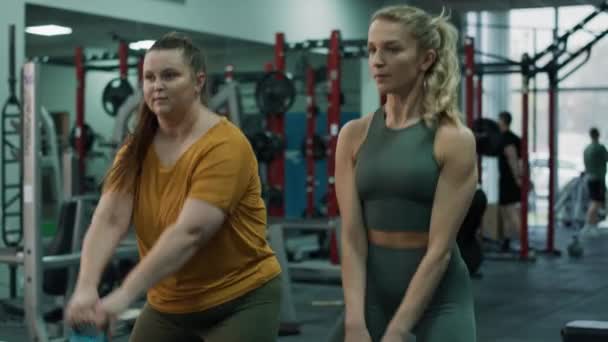 白种人超重妇女在体育馆与健身教练一起训练 用4K的红色氦相机拍摄 — 图库视频影像