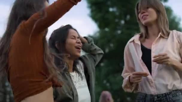 Grupo Amigos Bailando Festival Música Fotografía Con Cámara Helio Red — Vídeo de stock