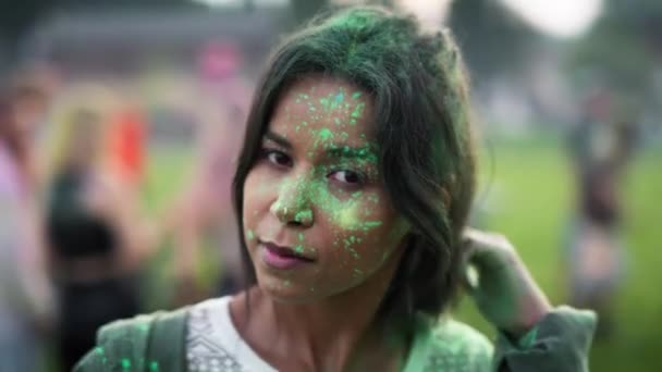 Close Multiracial Woman Looking Camera Holi Festival Shot Red Helium — Stock Video