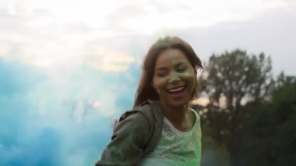Femme Multiraciale Dansant Avec Des Bombes Fumigènes Colorées Festival Holi — Video
