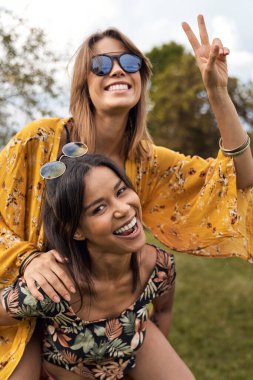 İki arkadaş birlikte zaman geçirip kameraya bakıyorlar. 