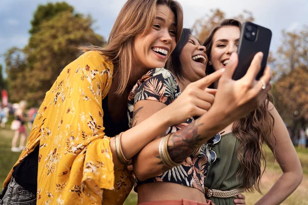 Grupo Amigos Mirando Teléfono Móvil Riendo — Foto de Stock